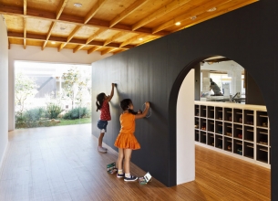 这座被稻田包围的幼儿园由日本Hibino Sekkei工作室设计，