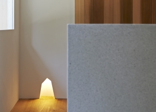 由大阪设计工作室 ninkipen! 操刀， Panscape 净水街店狭长的...