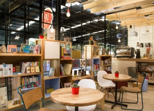 这个位于哥伦比亚，由 Plasma Nodo 设计的复合式商业空间，