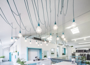 绿色植物点缀的纯净白蓝空间:MAT Office北京办公室设计